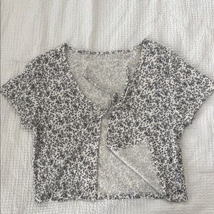 American Eagle Outfitters Black and White Floral Short Sleeve Top